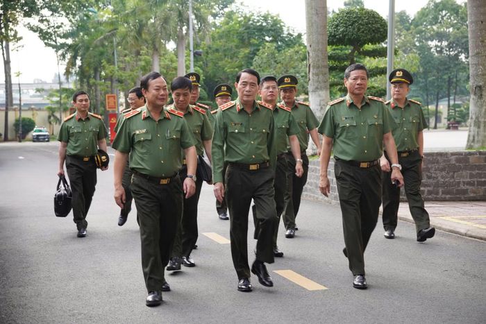 Thứ trưởng cùng đoàn công tác đến dâng hoa, dâng hương Chủ tịch Hồ Chí Minh tại khu vực tượng đài Bác Hồ.