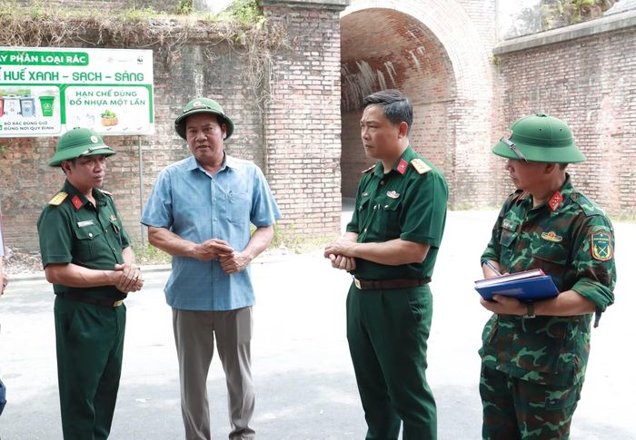 Phó Chủ tịch UBND TP Huế Nguyễn Văn Mạnh cùng các đơn vị khảo sát địa điểm được cho là nơi chôn cất liệt sĩ.