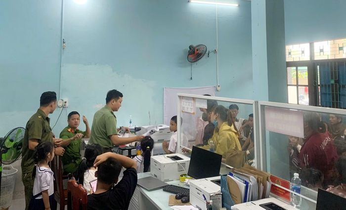 Công an xã Hà Nha tổ chức thu nhận hồ sơ làm căn cước cho trẻ từ đủ 6 tuổi đến dưới 14 tuổi.