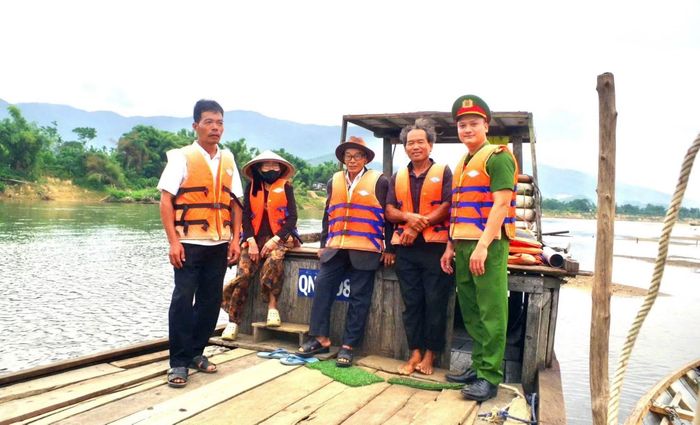 Cán bộ Công an xã Hà Nha tuyên truyền, vận động người dân, chủ bến đò ngang đảm bảo an toàn giao thông đường thủy.