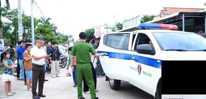 Cán bộ Trạm CSGT Thăng Bình sử dụng xe đặc chủng đưa thí sinh đi nhầm điểm thi đến Hội đồng thi đúng thời gian quy định.
