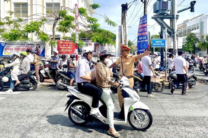 Cán bộ Phòng CSGT phân luồng, điều tiết giao thông tại điểm thi Trường THPT Cà Mau.