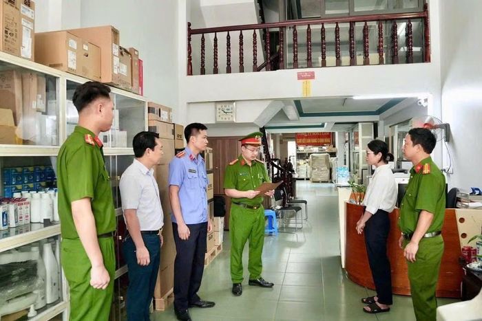 Cơ quan Cảnh sát điều tra đọc lệnh khám xét khẩn cấp nơi ở và nơi làm việc của Nguyễn Thị Thanh Huyền, sinh năm 1981, Giám đốc Công ty TNHH Thương mại và Dịch vụ Sông Lam