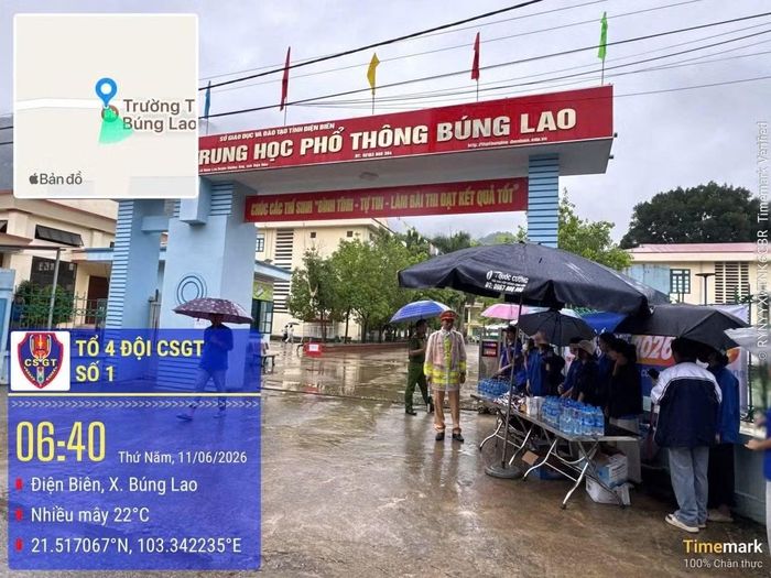Các tổ lực lượng có mặt từ sớm để hỗ trợ các sĩ tử tại điểm thi Trường THPT Búng Lao thuộc xã Búng Lao, tỉnh Điện Biên.