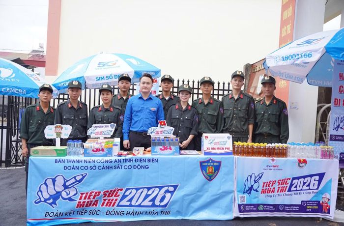 Đoàn Thanh niên và CSCĐ Công an tỉnh Điện Biên đã có mặt từ sớm để đồng hành, tiếp sức cùng các sĩ tử.
