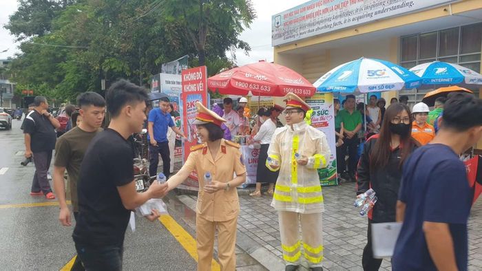 Bên cạnh việc điều tiết giao thông, Phòng CSGT Công an tỉnh Điện Biên cũng đồng hành và động viên các thí sinh.