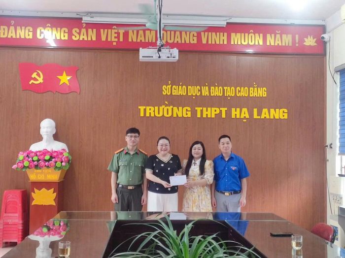 Chi đoàn Công an xã Hạ Lang tặng quà thí sinh có hoàn cảnh khó khăn.