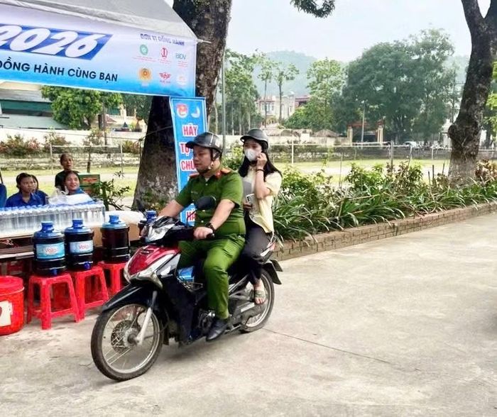 Công an xã Vị Xuyên đã nhanh chóng dùng phương tiện chuyên dụng đưa em N.Q.A từ nơi cư trú đến điểm thi tại Trường THPT Vị Xuyên.
