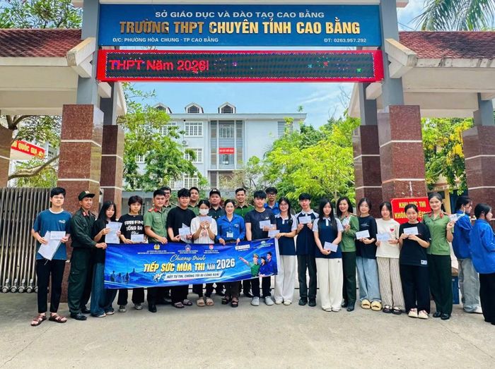 Cụm thi đua số 4 Ban thanh niên Công an tỉnh tiếp sức mùa thi cho các thí sinh.