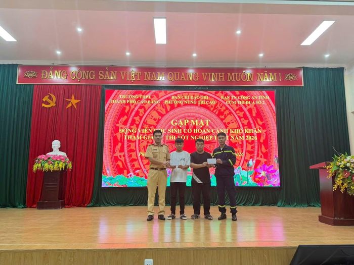 Cụm thi đua số 2 Đoàn thanh niên Công an tỉnh tặng quà thí sinh có hoàn cảnh khó khăn.