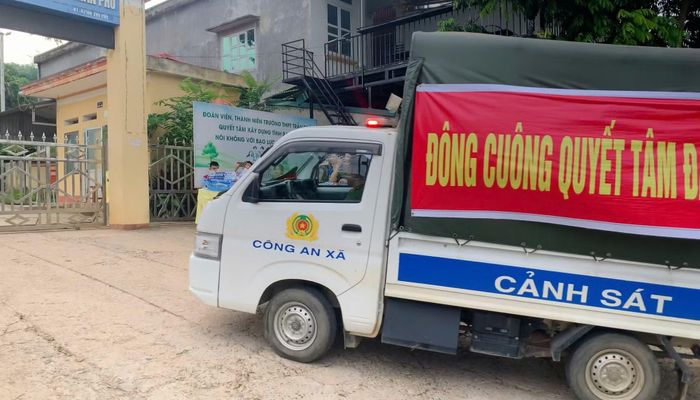 Công an xã Đông Cuông dùng xe chuyên dụng đón học sinh đến kịp giờ thi.