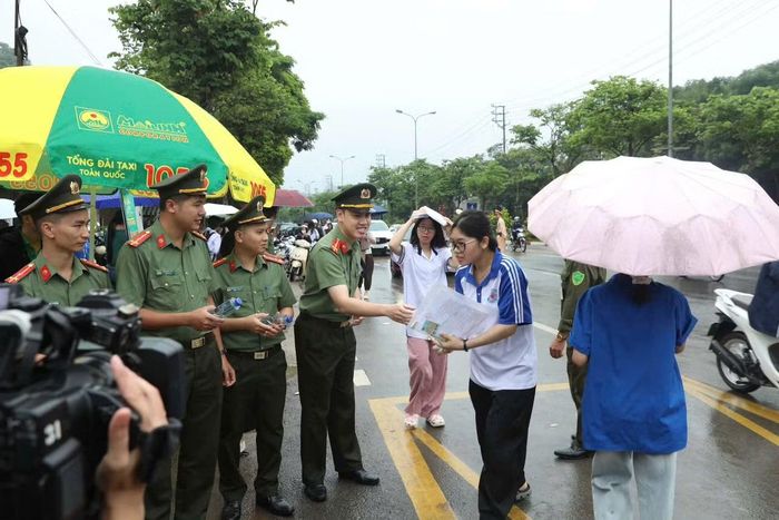 Nhiều em học sinh cảm thấy ấm lòng trước sự động viên của CBCS Công an Sơn La.