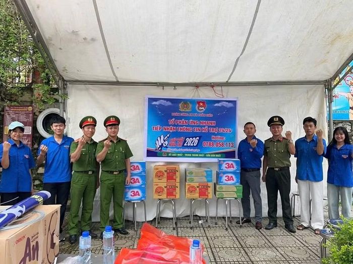 Lực lượng Công an và đoàn Thanh niên tại tiểm thi xã Tuần Giáo, tỉnh Điện Biên đồng hành cũng sĩ tử.