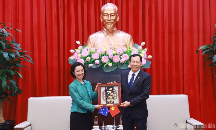 Thứ trưởng Lê Văn Tuyến tặng quà lưu niệm Thứ trưởng Michelle Chan.