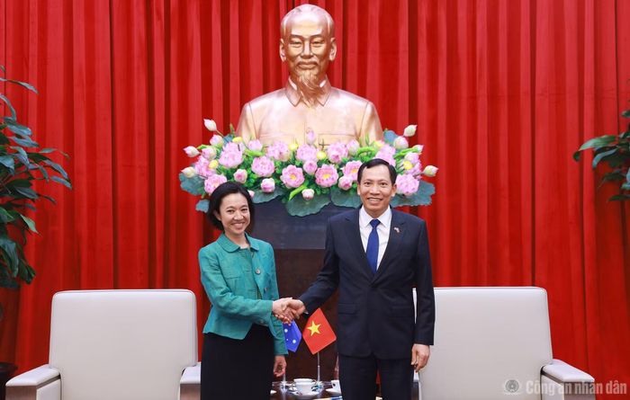 Thứ trưởng Lê Văn Tuyến chào mừng Thứ trưởng Michelle Chan cùng Đoàn đại biểu Bộ Ngoại giao và Thương mại Australia thăm, làm việc với Bộ Công an Việt Nam.