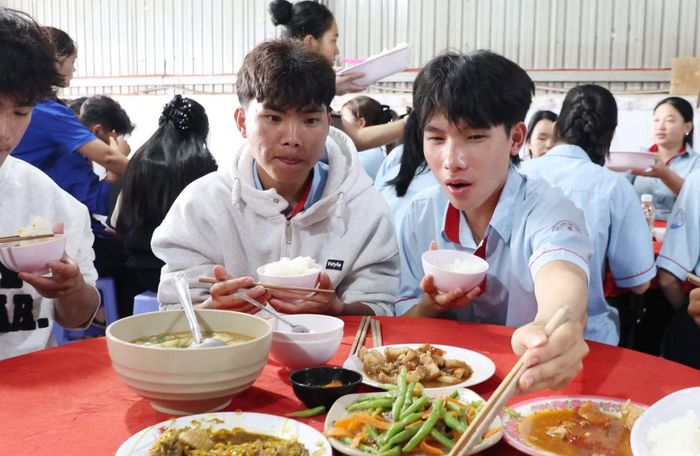 Ấm áp “Bữa cơm 0 đồng” cho sĩ tử vùng sâu, vùng xa.