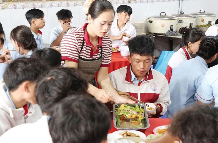 Thí sinh dùng cơm trưa ngay gần điểm thi Trường THPT Lê Duẩn.