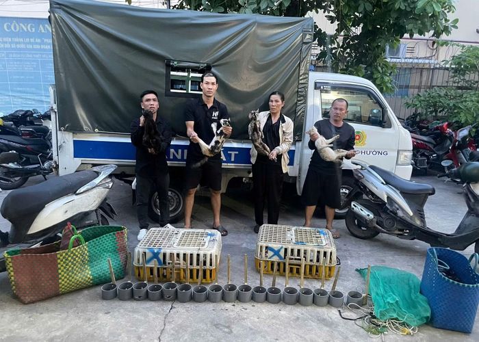 Một số đối tượng cùng tang vật.