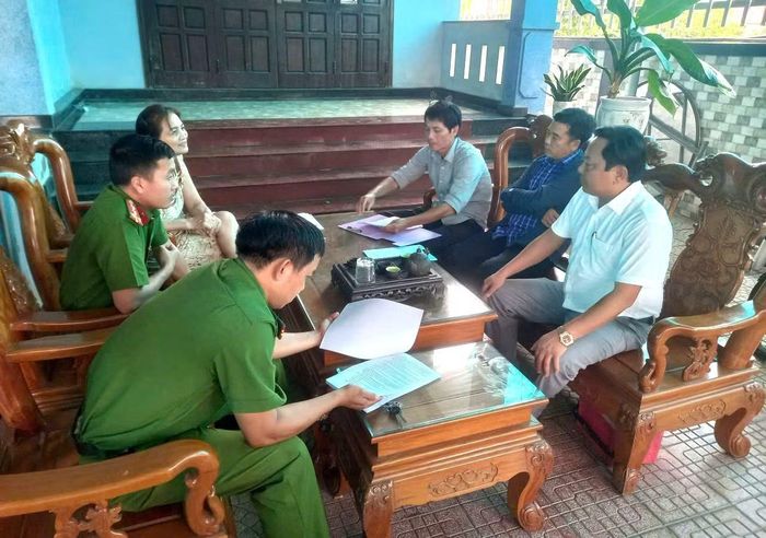 Đoàn kiểm tra của UBND phường Thanh Thủy làm việc với chủ bãi tập kết cát, sạn, VLXD.