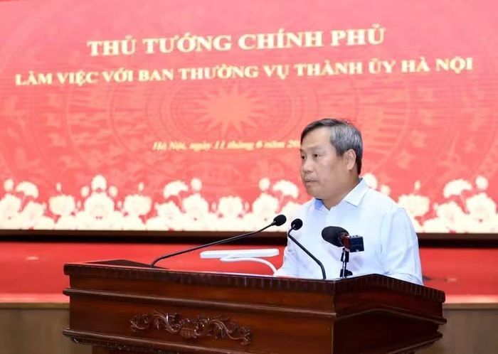 Chủ tịch UBND TP Hà Nội Vũ Đại Thắng trình bày báo cáo tại buổi làm việc. Ảnh Quang Thái