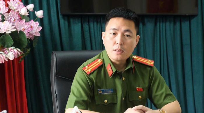 Trung tá Đỗ Hữu Phúc, Trưởng Công an phường Phúc Lợi trao đổi về phương thức và thủ đoạn phạm tội của các đối tượng trong vụ án.