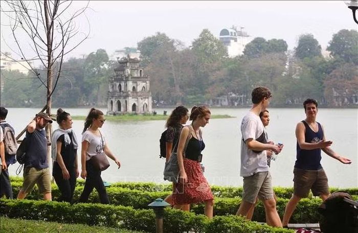 Thủ đô Hà Nội thu hút rất đông du khách quốc tế đến tham quan, trải nghiệm văn hóa và ẩm thực.
