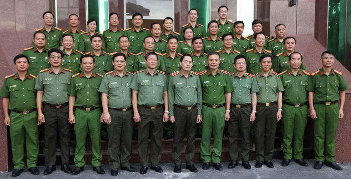 Thứ trưởng Lê Quốc Hùng và các đại biểu dự buổi làm việc.