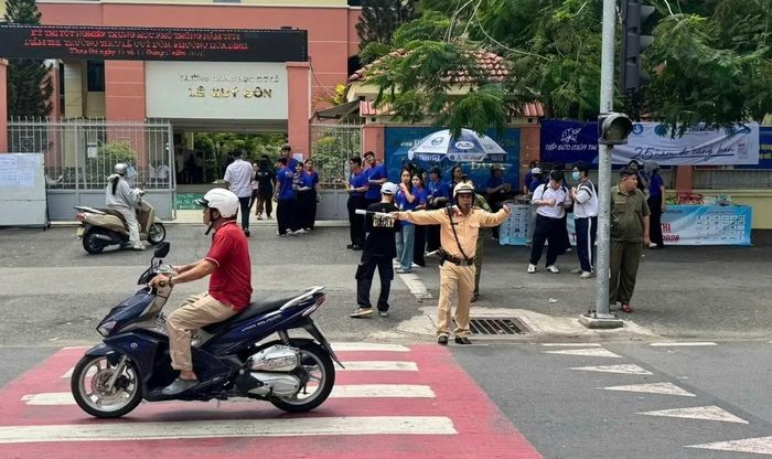 CSGT điều tiết giao thông trước điểm thi Trường THCS Lê Quý Đôn.
