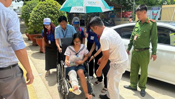 Các tình nguyện viên hỗ trợ thí sinh bị thương tại điểm thi.