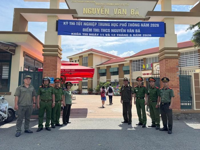 Công an phường Linh Xuân triển khai công tác đảm bảo an ninh, an toàn kỳ thi.