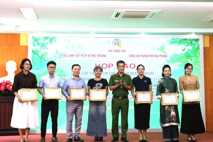 Thiếu tướng Hà Xuân Duy trao Giấy khen của Cục Cảnh sát PCTP về môi trường tặng các phóng viên có thành tích xuất sắc trong công tác tuyên truyền về lĩnh vực đấu tranh PCTP về môi trường, tài nguyên, an toàn thực phẩm.