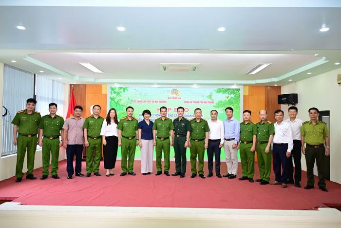 Các đại biểu tại buổi họp báo.