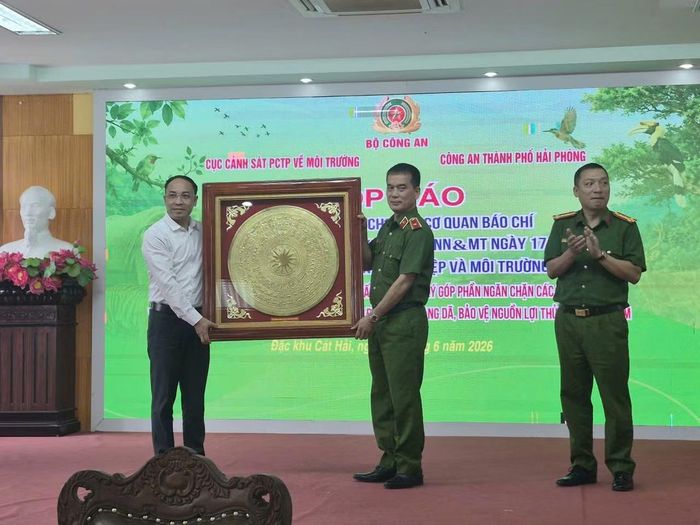 Thay mặt Cục Cảnh sát PCTP về môi trường, Thiếu tướng Hà Xuân Duy trao bức tranh trống đồng tặng UBND đặc khu Cát Hải.