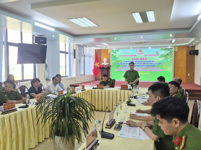 Các đại biểu tại họp báo.