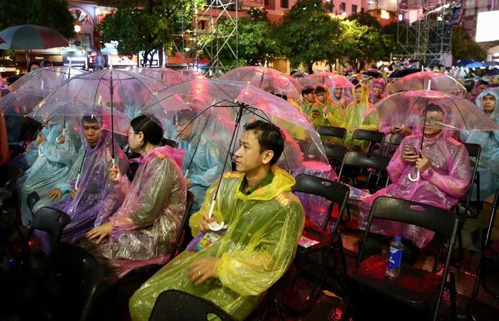 Trước khi buổi lễ diễn ra, tại khu vực lễ khai mạc đã có cơn mưa lớn.