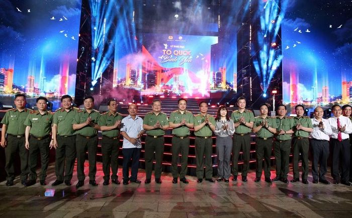 Đại tướng Lê Hồng Anh cùng các vị lãnh đạo và đại biểu tại chương trình.