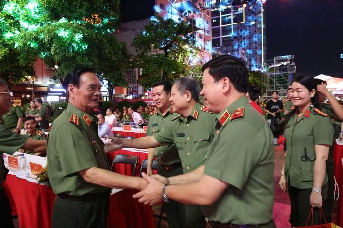 Đại tướng Lê Hồng Anh cùng các đại biểu.