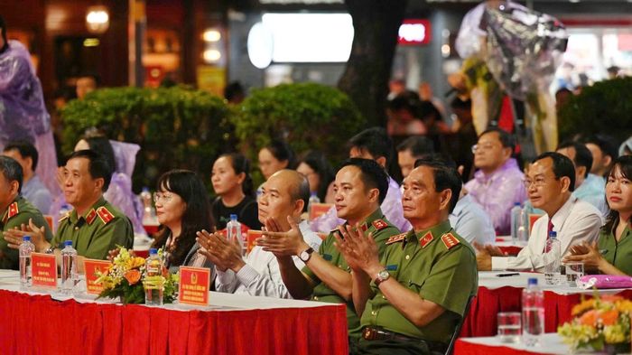 Đại tướng Lê Hồng Anh cùng lãnh đạo UBND TP Hồ Chí Minh và Công an TP Hồ Chí Minh.
