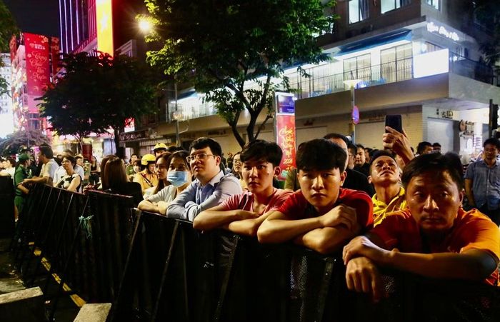 Rất đông người dân TP Hồ Chí Minh theo dõi lễ khai mạc.