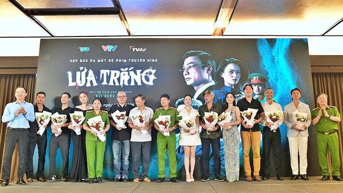 Đoàn làm phim "Lửa trắng" ra mắt khán giả.