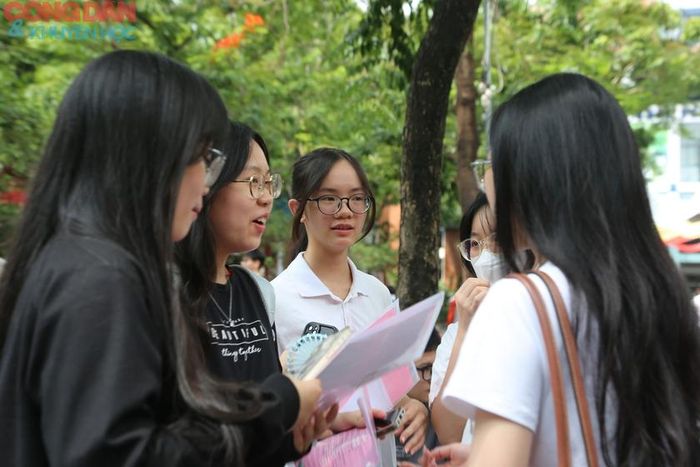 Thí sinh làm thủ tục dự thi tốt nghiệp hôm 10/6. Ảnh: Thiên Ân