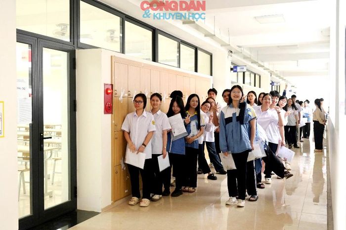 Thí sinh xếp hàng trước phòng thi để làm thủ tục vào phòng thi. Ảnh: Quốc Hồng