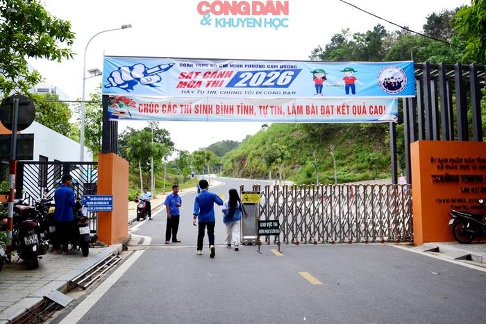 Thí sinh qua cổng để vào phòng thi. Ảnh: Quốc Hồng