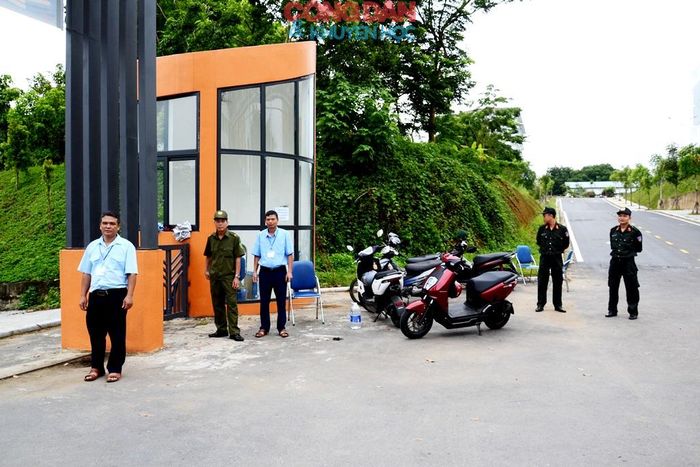 Bảo vệ an toàn, nghiêm ngặt kỳ thi tốt nghiệp tại Trường THPT Chuyên Lào Cai. Ảnh: Quốc Hồng