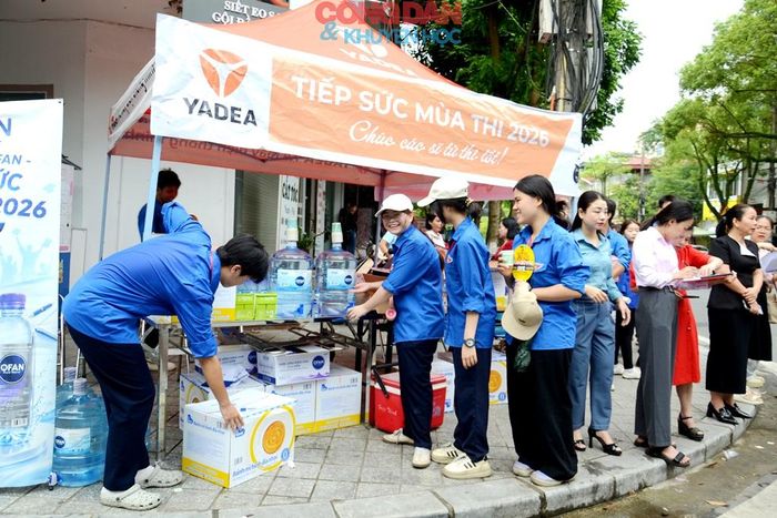 Tiếp sức mùa thi đạt kết quả cao. Ảnh: Quốc Hồng