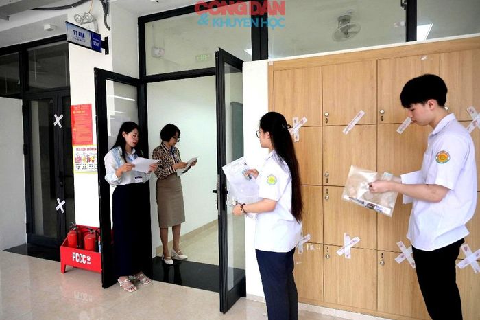 Cán bộ coi thi gọi tên thí sinh làm thủ tục vào phòng thi theo qui định. Ảnh: Quốc Hồng