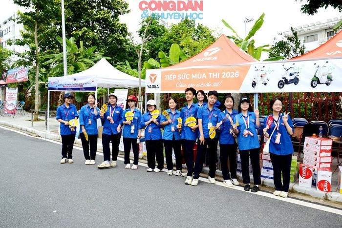 Đoàn viên thanh niên phường Cam Đường tiếp sức mùa thi 2026. Ảnh: Quốc Hồng