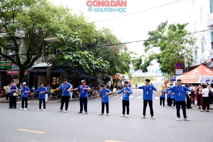 Từ sáng sớm, đoàn viên thanh niên đã có mặt trước cổng trường để hỗ trợ các thí sinh đến phòng thi an toàn, đúng giờ. Ảnh: Quốc Hồng