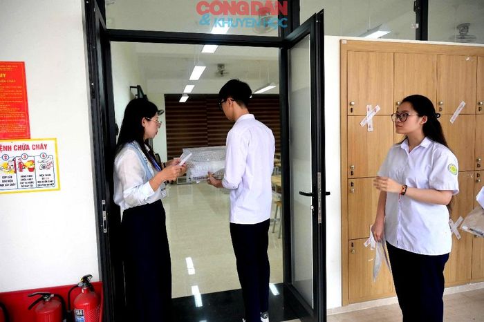 Nam thí sinh vào phòng thi tại điểm thi Trường THPT Chuyên Lào Cai. Ảnh: Quốc Hồng