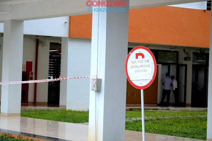 Bên ngoài phòng thi. Ảnh: Quốc Hồng
